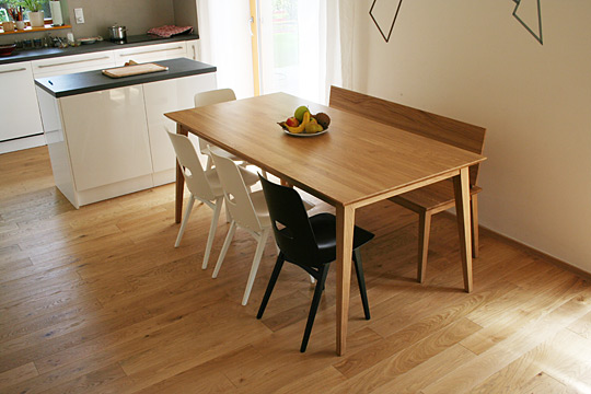 Masivní lavice k modernímu jídelnímu stolu