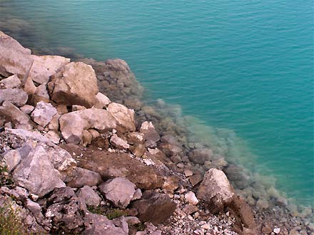 Průzračná azurová voda jezera