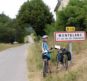 Mont Blanc - vlevo už jde vidět značku označující konec vesnice, vpravo jediný domeček, který obsahuje