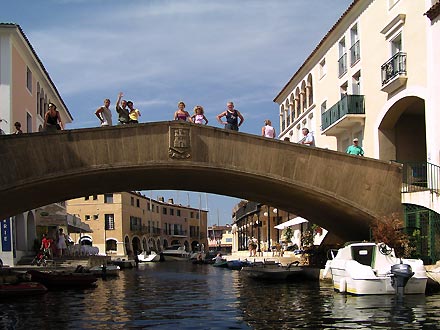 Port Grimaud - francouzské Benátky - mavající postavičky na mostu jsou spoluvýletnící, kteří nám doporučili vyjížďku na lodičce