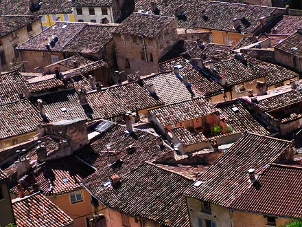 Pohled na strechy Cotignacu ze skalního městečka